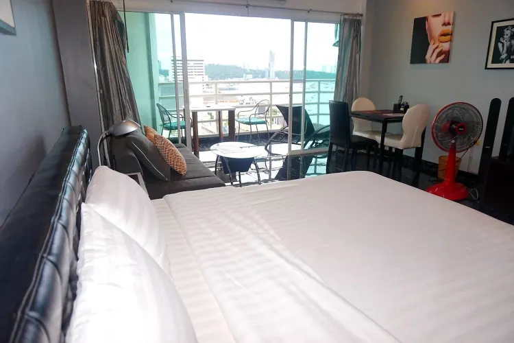 ห้องดีลักซ์พร้อมระเบียงและวิวทะเล