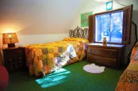 1940s Storybook Knotty Pine Cabin in Crestline, Absolute Privacy