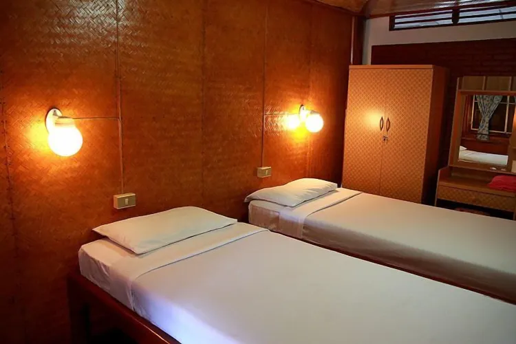 Single Fan With Shared Bathroom