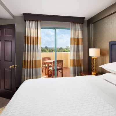 轉角特大床房（帶梳化床和陽台） 費爾普萊喜來登套房及會議中心酒店優惠