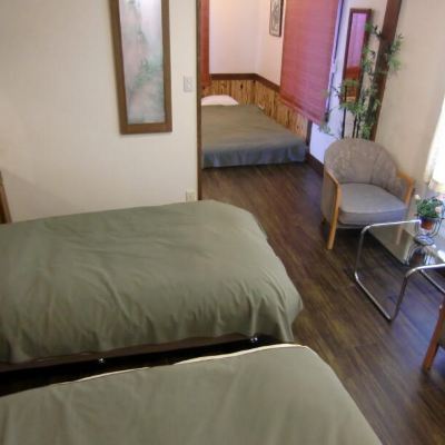 A Dresser With A Spacious Built-in Air Purifier [Japanese-Western Room] [Non-Smoking] [Mountain View] 押し花アートを楽しめる犬の宿　伊豆高原 ガラスの仔犬 クーポン