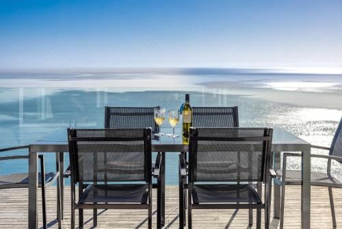 Onetangi Clifftop, Onetangi - Be My Guest Waiheke Two-Bedroom House