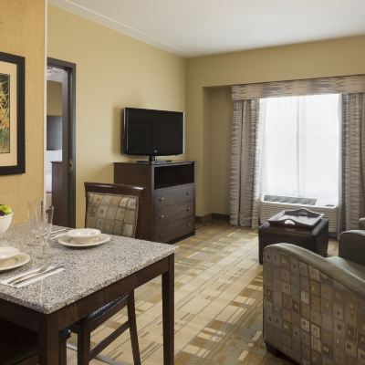套房（2張大床，行動聽力無障礙，帶浴缸） Homewood Suites by Hilton Coralville - Iowa River Landing優惠