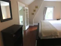 Spacious and charming home in a park-like setting ベリアンのホテル