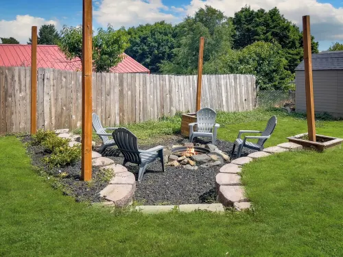 Cozy Modern Home Near Wsu,  Pet-Friendly, Fast Wi-Fi & Fire Pit