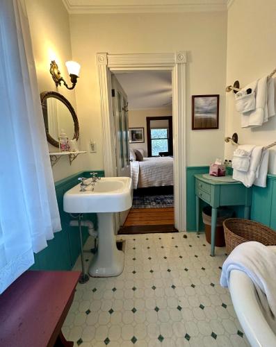 Inn at the OaksDeluxe King Room