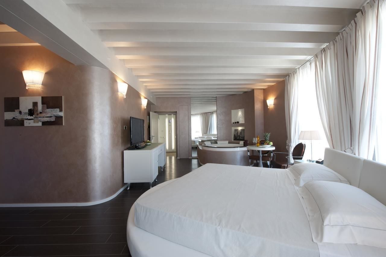 小型套房 - 带喷水浴缸