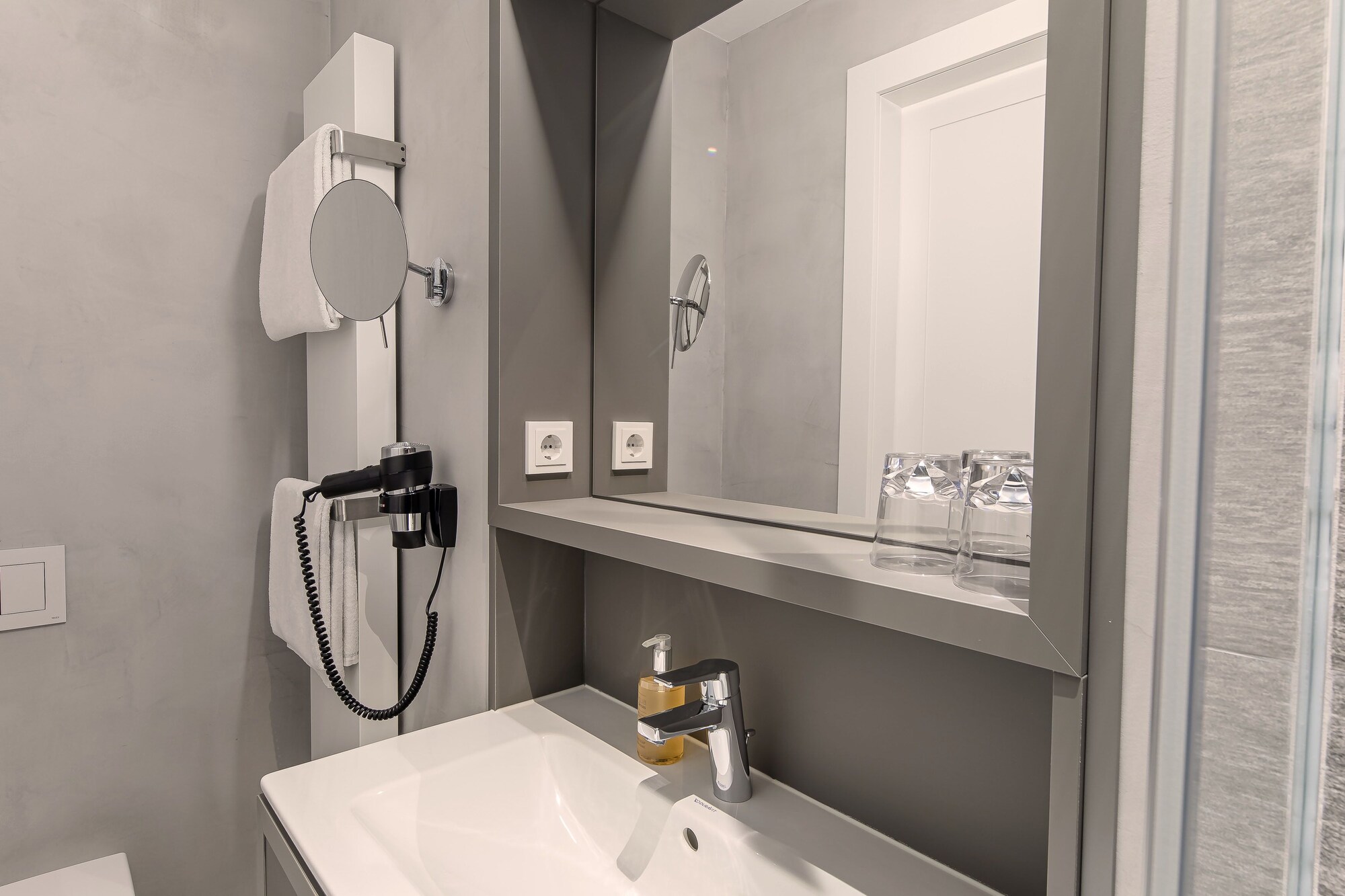 高級雙人房， 1 張特大床， 陽臺， 山景