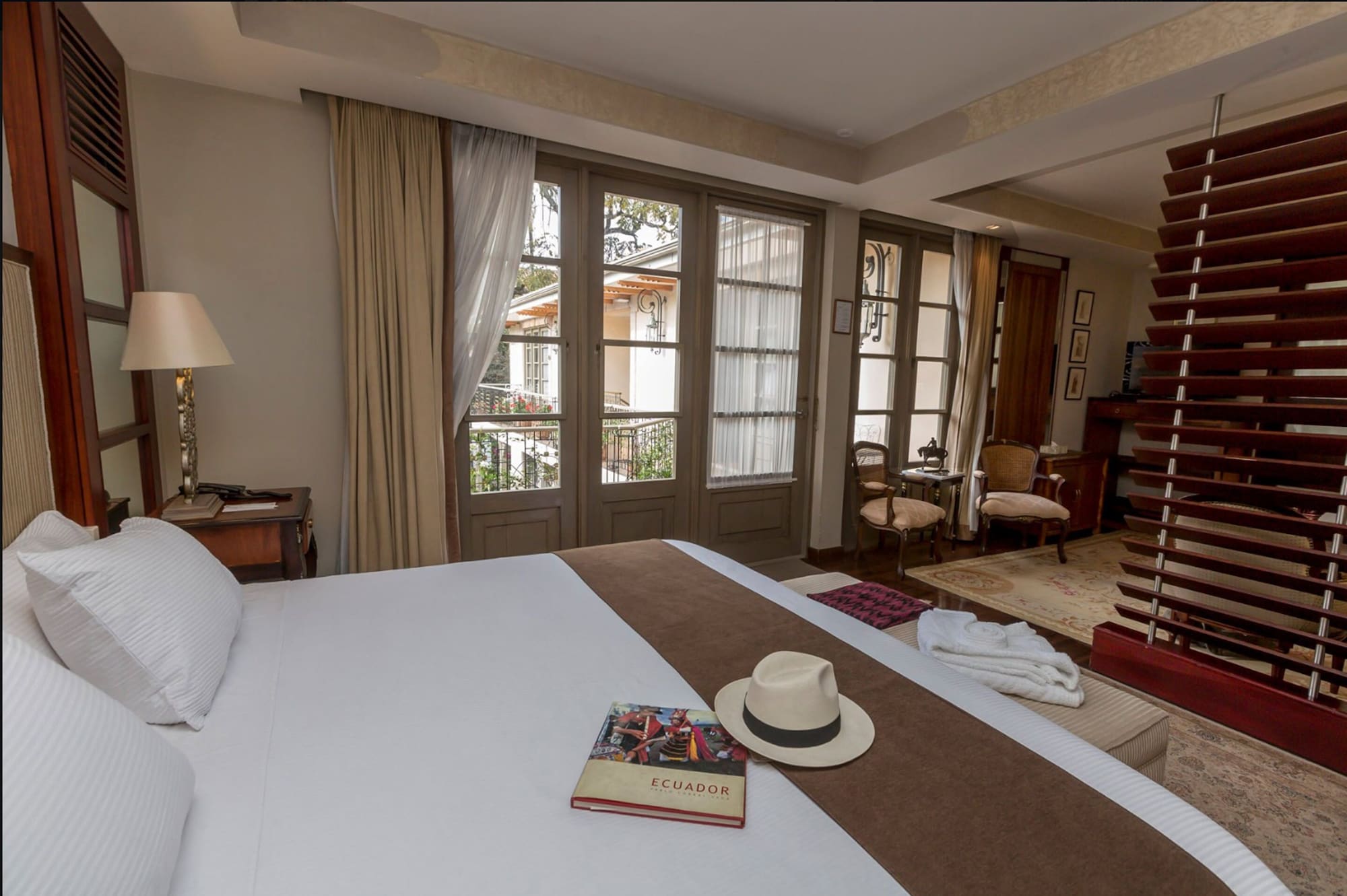 豪华特大床套房 - 带梳化床