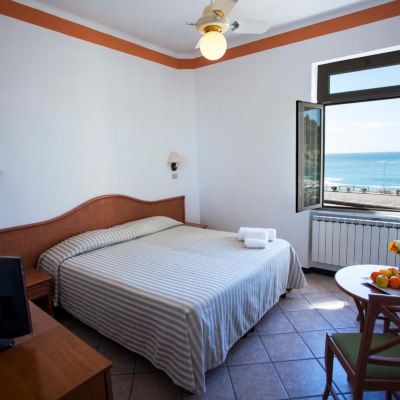 Camera Deluxe Vista Mare Con Letto Matrimoniale O 2 Letti Singoli Hotel Delle Rose Promo Code