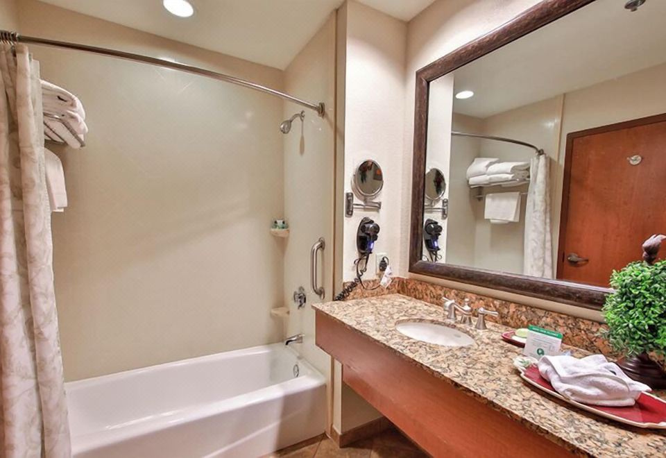 奢华双人房， 2 张大床， 冰箱和微波炉