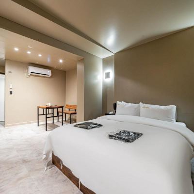 Standard Double Room-Check-in Mon-Thu 3:00 Pm, Fri At 6:00 Pm, Sat At 9:00 Pm, Sun At 6:00 Pm 로젠하임 호텔 쿠폰