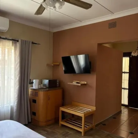 Laroza Guest House Отели в г. Рустенбург