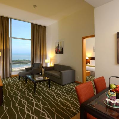 Suite Satu Bilik Tidur Saiz King dengan Pemandangan Laut Kupon Holiday Inn Melaka, an IHG Hotel