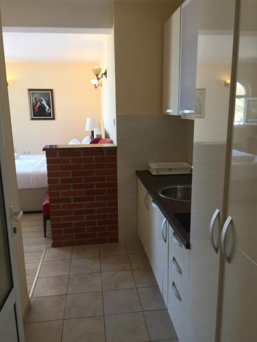 两卧室公寓阳台和海滨左侧