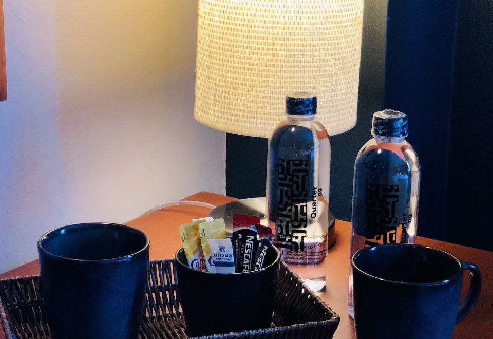 Quarter 09 BeachDeluxe King Room with Pool View