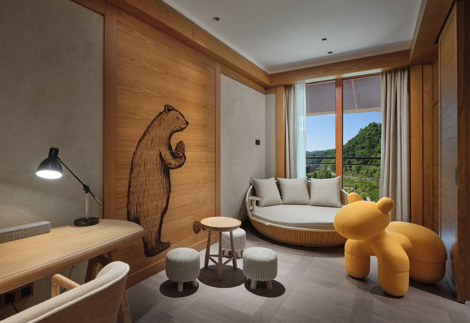 CROWNE PLAZA SHENNONGJIAKing Bed And 1 Kids Bed Suite Mountain View Lounge Access