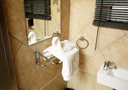 Rekky Signature Guesthouse Queen Room with Pool View