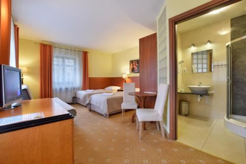 四人间（2位成人和2名小童）