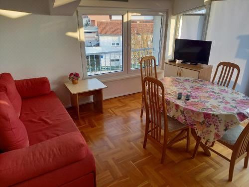 舒适两卧室公寓 - 带露台