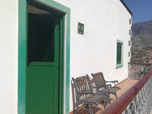 带阳台的两卧室公寓