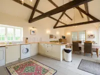 Pigsty Cottage - Luxurious apartment within orangery 멜크샴 호텔