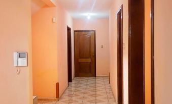 Beautiful Affordable House - 5 minutes from the airport and 12 minutes to Blue bay beach - Housity
