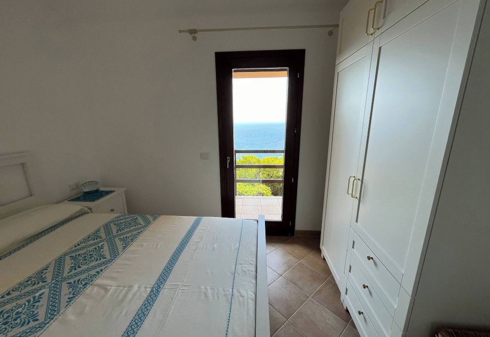 带阳台和花园景观的两卧室别墅