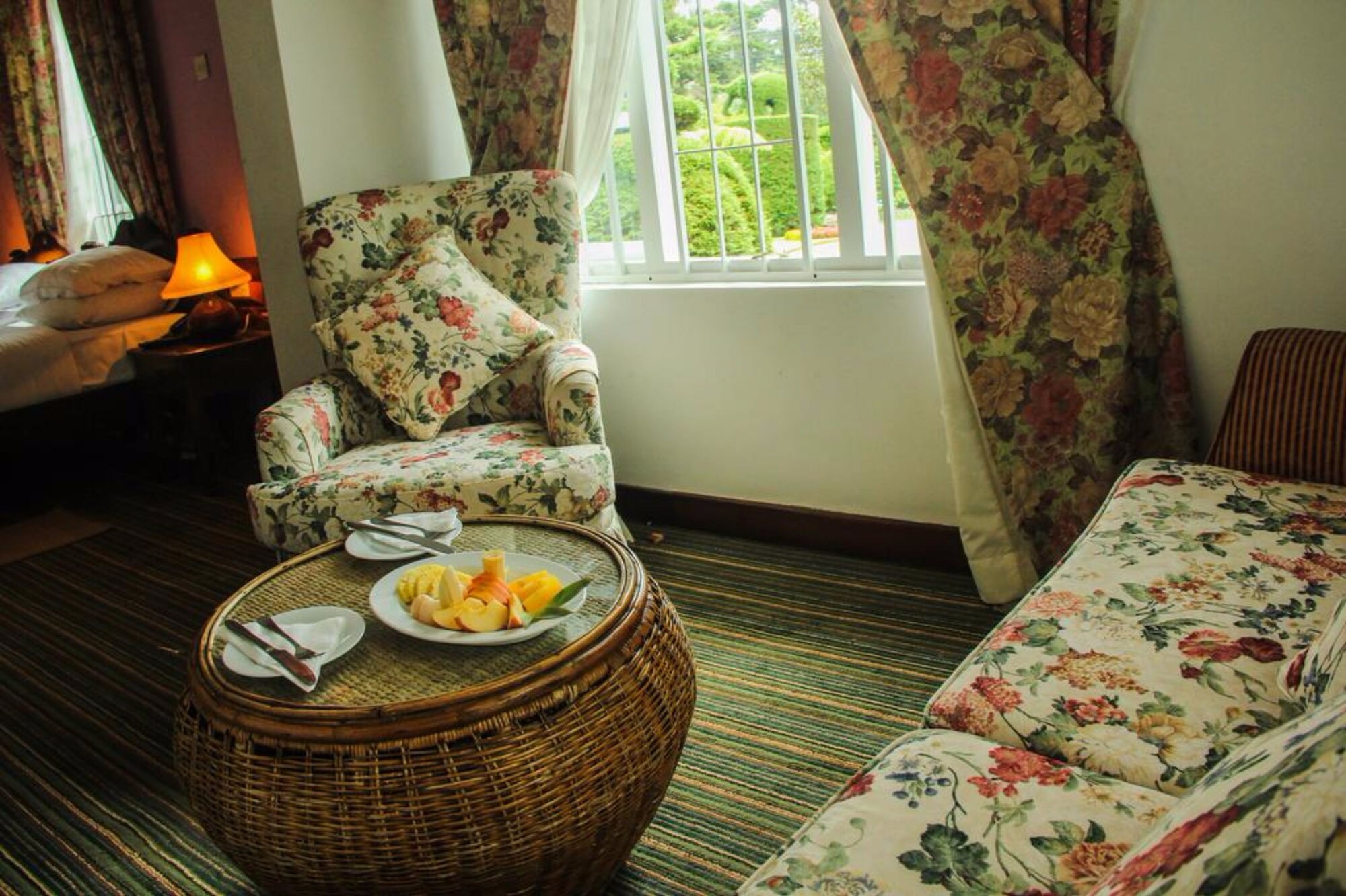 豪华套房， 1 张双人床， 浴缸