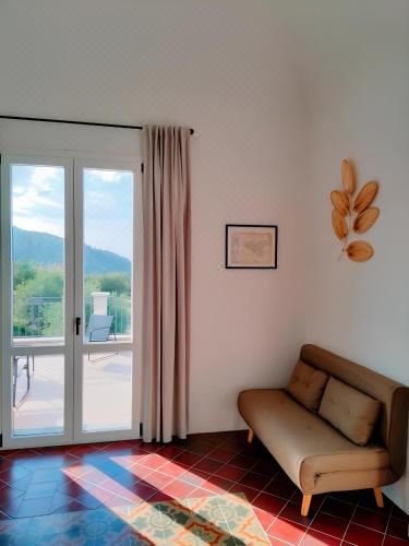 带阳台和海景的豪华双人房