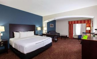 La Quinta Inn & Suites by Wyndham Houston East at Normandy