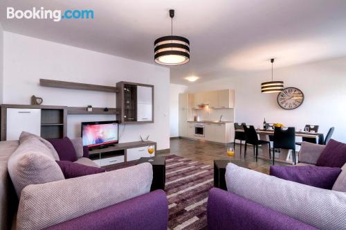 带阳台和海景的两卧室公寓