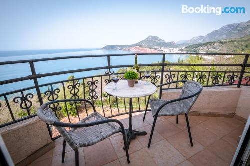 带露台的海景一室公寓