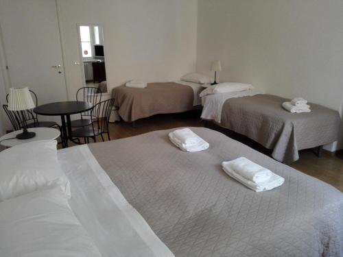 带私人外部浴室的四人房