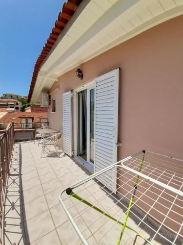 带阳台和海景的两卧室公寓