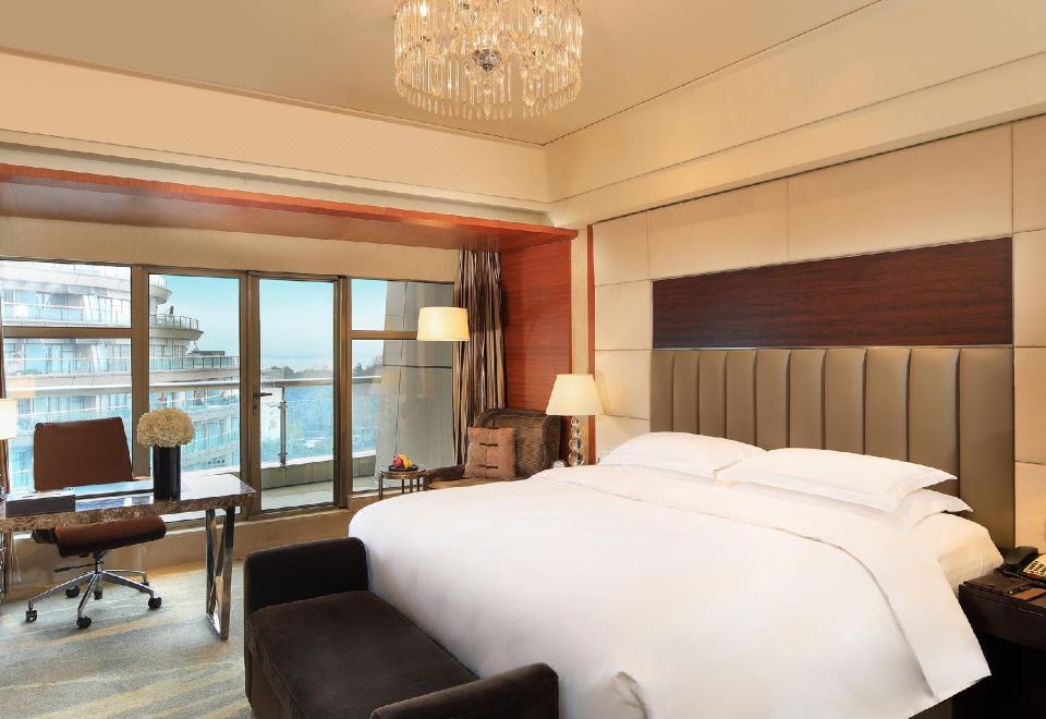 行政湖景大床房