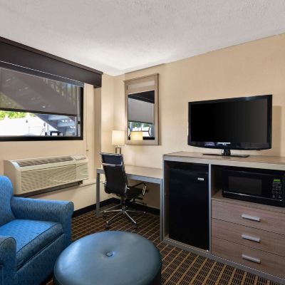 Suite-2 Queen Beds, Non-Smoking, Jacuzzi, Microwave and Refrigerator, High Speed Internet Access