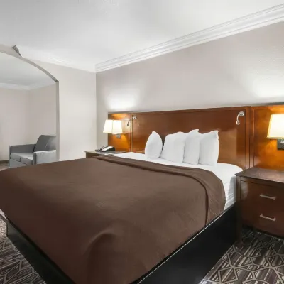SureStay Plus Hotel by Best Western Benbrook Ft Worth Отели рядом с достопримечательностью «Хален Молл»