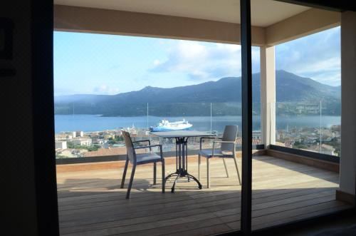 带露台并享有海景的小型套房