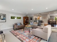 Seattle World Cup and NW Parks 3 Bedrooms Central AC Hot Tub & Outdoor Living ベリアンのホテル
