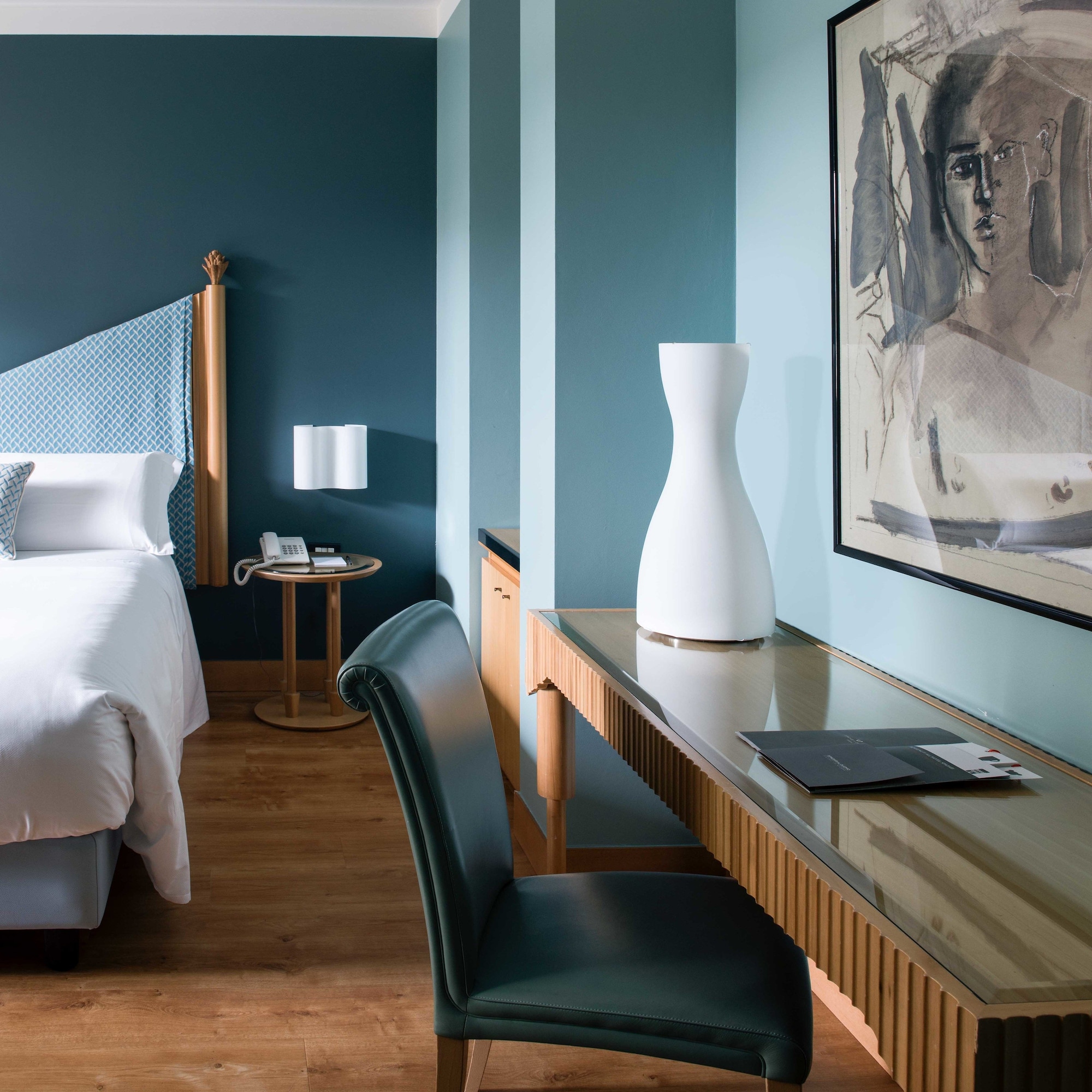 豪华双人房1 张特大床， 露台