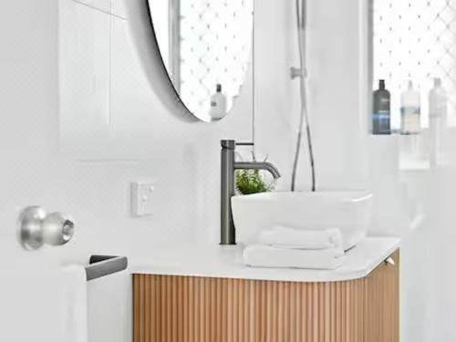 Beachfront escape Broadbeach, 2 bd, Pool , sleeps 7 Two-Bedroom Apartment