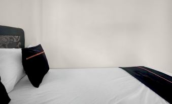OYO 91573 Hotel Family Blitar - Housity