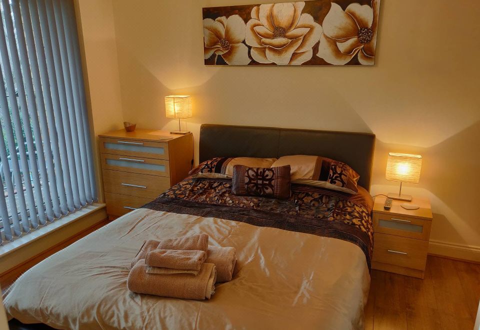 Waterfront Apartment In The Heart Of St Neots - Housity