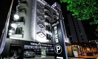 White Tourist Hotel - Housity