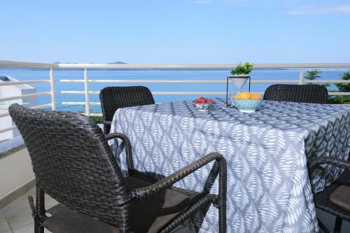 带露台的两卧室豪华海景公寓