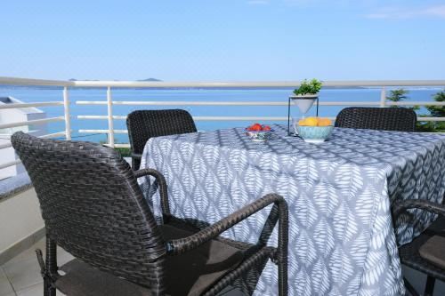 带露台的两卧室豪华海景公寓