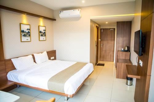 Samasth Palatial Deluxe Double Room