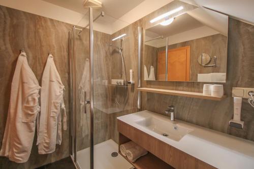 Hotel Garni Thermenoase带阳台的三人房