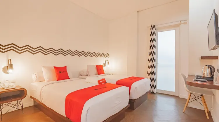 RedDoorz Premium @ Hotel Hebat 外観